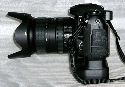 D200＋AF-S DX VR Zoom Nikkor ED 18-200mm F3.5-5.6G を横から見たところ