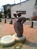 横田基地そばの公園の銅像