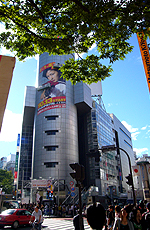 渋谷１０９のセーラー服と機関銃の広告