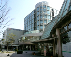 右手前にあいおいホールと直接入れる入口 中央本館を挟んで左奥は駐車場